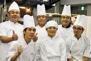  (後列左から）伊原さん、井上、山崎さん
                     (後列右から）福井さん、大西さん、上田さん